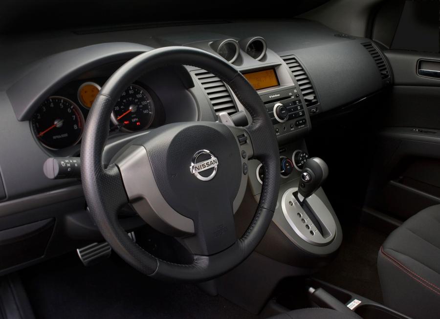 Интерьер Nissan Sentra SE-R (B16) 2007 года  (фото 10 из 17)